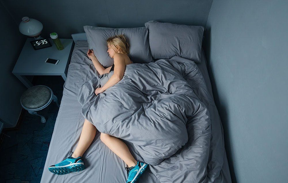 Une coureuse dort dans un lit
