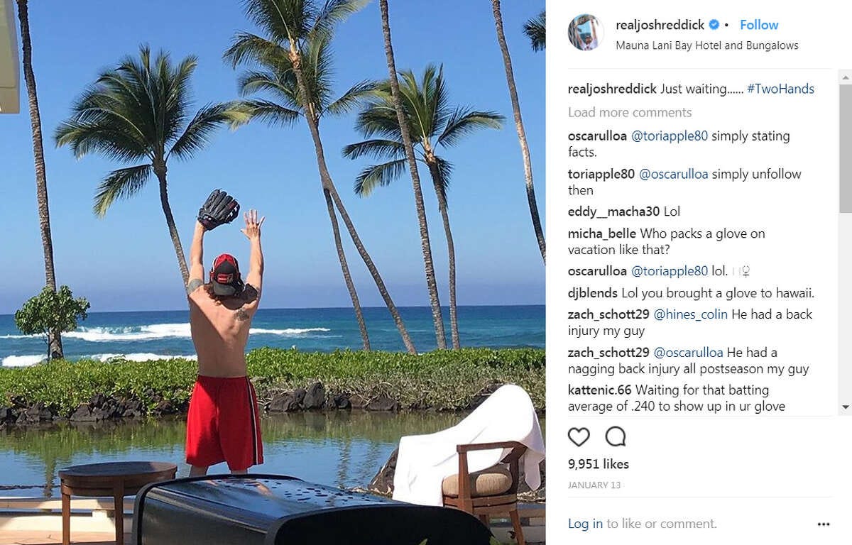 Josh Reddick ... Took his glove with him on a Hawaiian vacation. (Instagram)