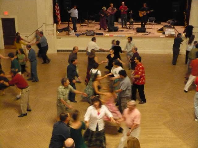 https://upload.wikimedia.org/wikipedia/commons/f/f3/Peterborough_contra_dance_November_2007_85733.jpg