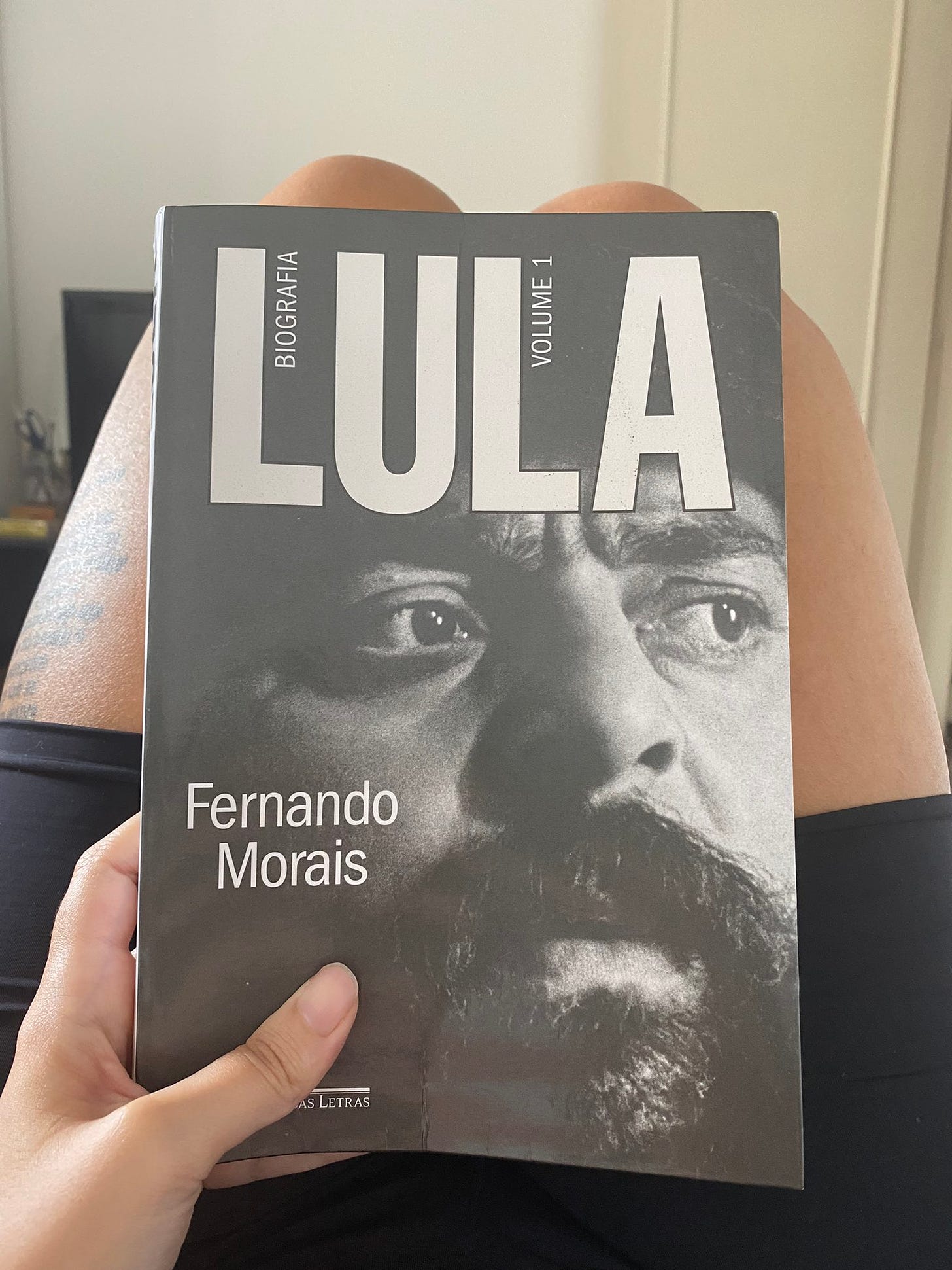 foto em que seguro o livro da biografia de Lula, de Fernando Morais. A capa tem uma foto dele barbado, mais jovem, em preto e branco.