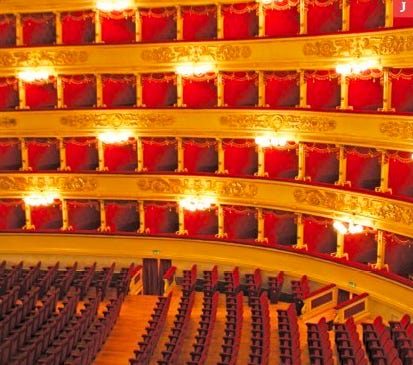 La arquitectura de la Scala de Milán es adecuada para una ópera, la reverberancia propia del edificio permite proyectar adecuadamente la voz.