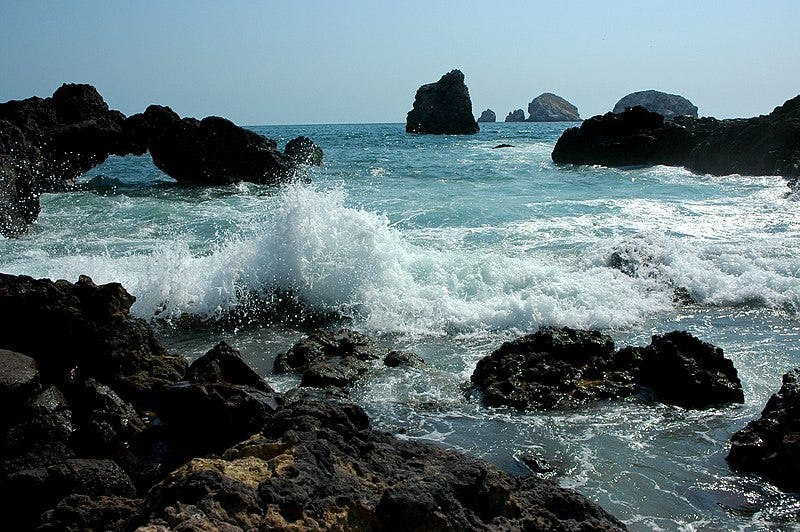 File:Ocean Splashing on Rocks.jpg