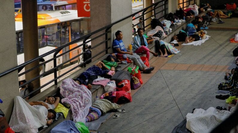 Migrantes venezolanos descansan en una rampa de la Terminal de Autobuses de Albrook en Ciudad de Panamá (Panamá) el 28 de octubre de 2022. (Roberto Cisneros/AFP vía Getty Images) Fuente: The Epoch Times en español