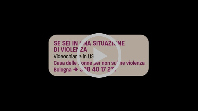 Schermata di uno dei video della campagna Creazioni Femministe: un riquadro che dice "Se sei in una situazione di violenza, videochiama in LIS la casa delle donne di Bologna al 388 40 17 237" 