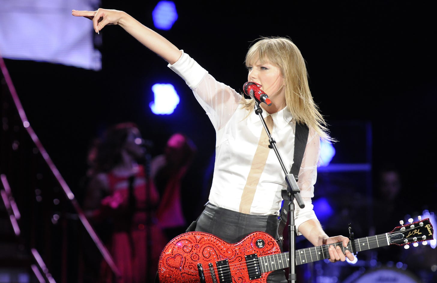 Taylor Swift Says Country Stars Can Absolutely Go Pop