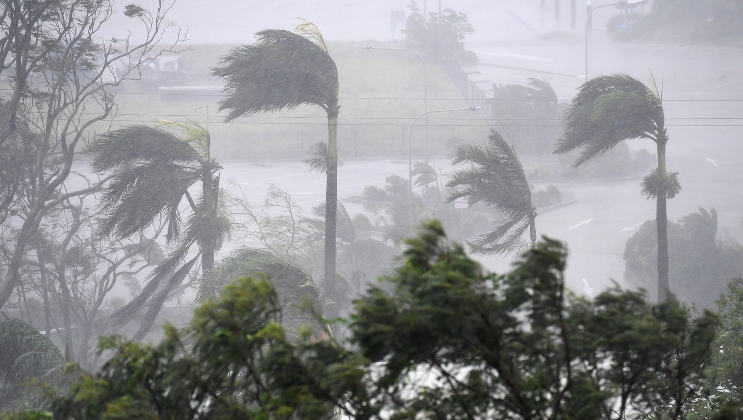 Cyclone Debbie: Deadly storm strikes Australia as thousands flee