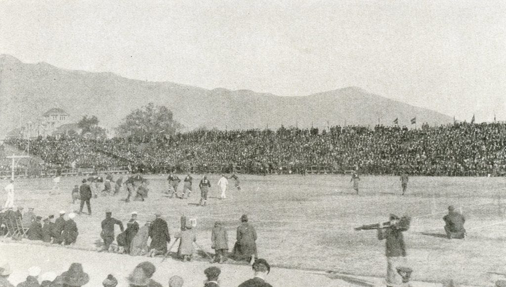 Mare Island attempts a run around left end during the 1919 Rose Bowl.