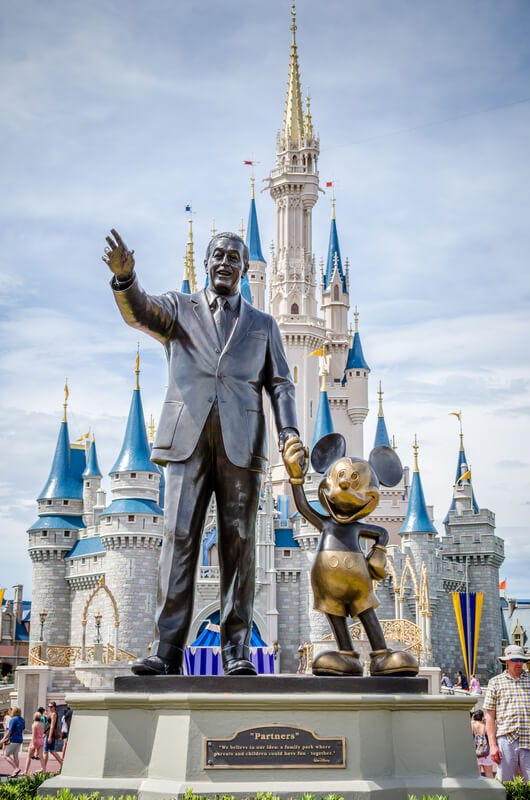 Patung Walter Disney dengan Micky Mouse.