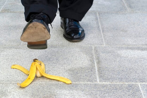 Un hombre va a pisar una cáscara de plátano Foto gratis