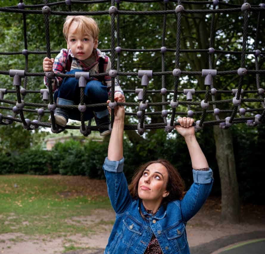 Stella Moris, compagne de Julian Assange, avec un de leurs fils dans une aire de jeux pour enfants.  Automne 2021