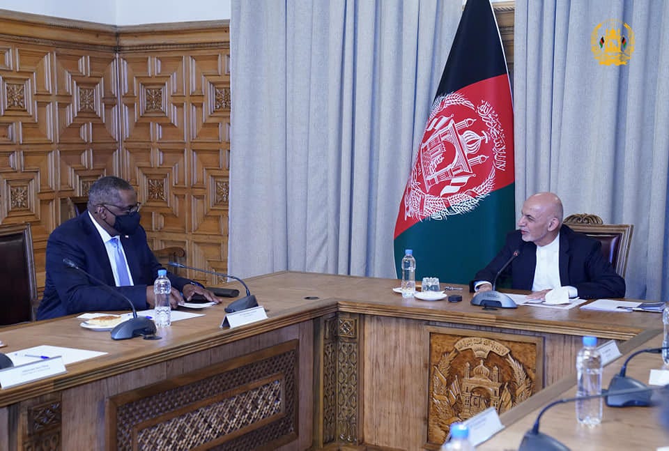 Afghan President Ashraf Ghani (C) meets with US Secretary of Defence Lloyd Austin the Presidential Palace in Kabul, Afghanistan on March 21, 2021