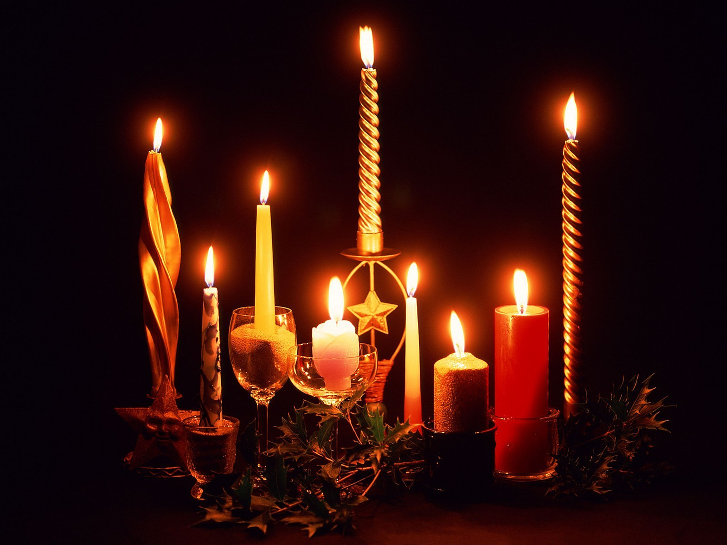 http://images4.fanpop.com/image/photos/16000000/Christmas-Candles-christmas-16092105-1600-1200.jpg