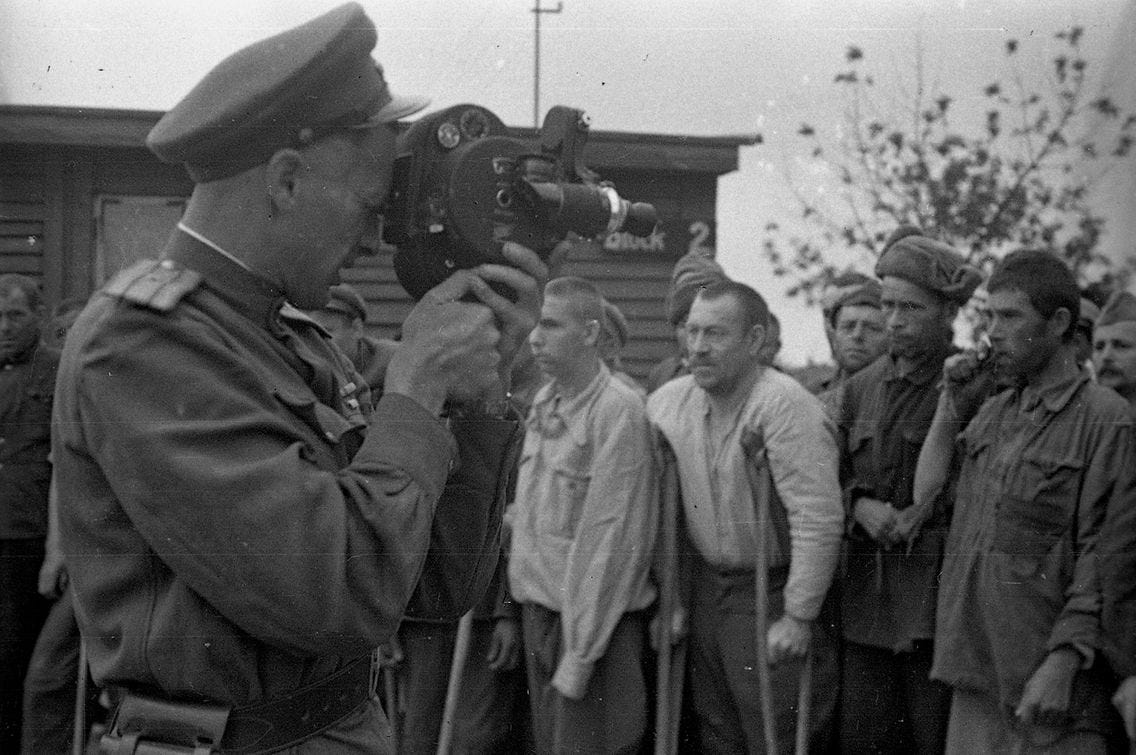 Roman Karmen filme les survivants du camp de Maidaken en aout 1944.