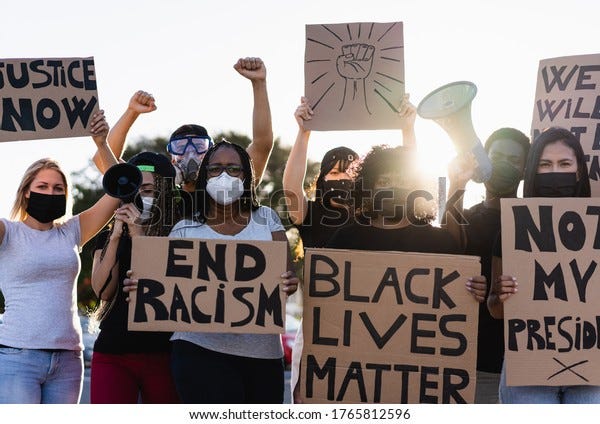 Des gens de cultures et de races différentes manifestent dans la rue pour l'égalité des droits - Des manifestants portant des masques faciaux pendant la campagne de lutte contre le crime organisé contre les femmes noires - Focus on black girl eyes