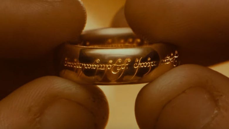 O Um Anel de “O Senhor dos Anéis”, com a inscrição escrita em tengwar.