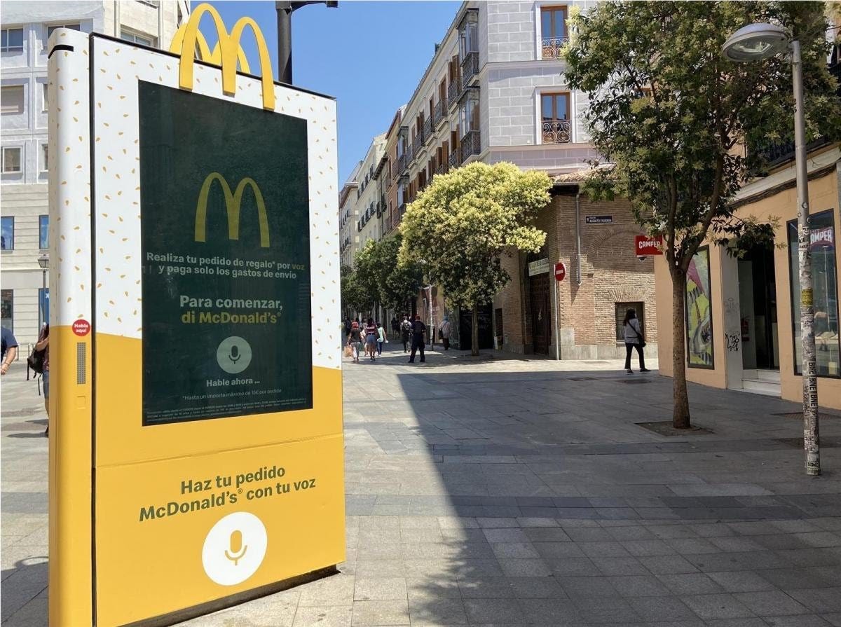 Uno de los mupis que McDonald's ha instalado en España para hacer pedidos desde la calle.