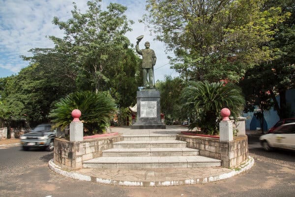 Un monumento a Chiang Kai-shek, líder histórico de Taiwán, en Asunción
