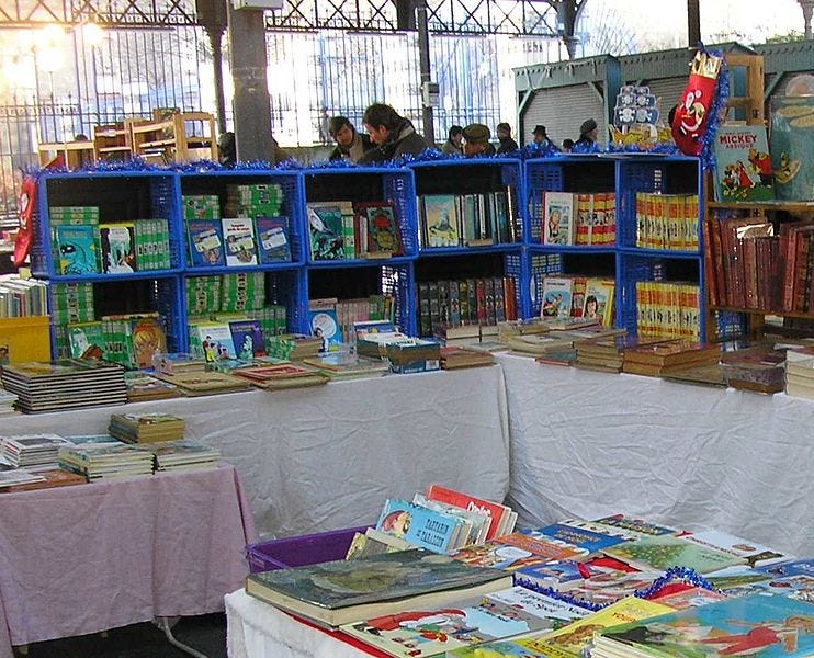 File:Un stand livres enfant jeunesse au Marché Brassens.jpg