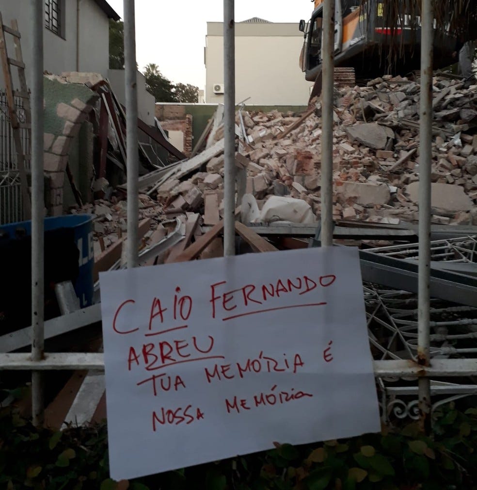 A casa foi demolida no final da tarde desta segunda — Foto: Marina Chiapinotto/Arquivo pessoal