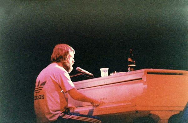 http://www.modernsuperior.com/wp-content/uploads/2015/03/brian-wilson-the-beach-boys-1979.jpg