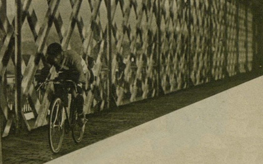 ciclista atravessa ponte de tui