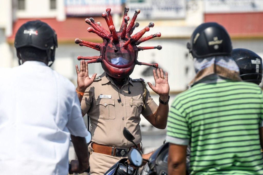 Polisi India Menghimbau Pengguna Jalan dengan Helm Corona ...