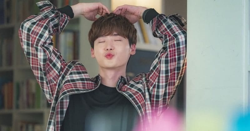 Eun-ho makes a heart with his hands and makes a kissy face.