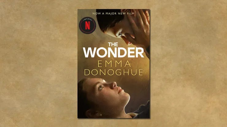 ザ・ワンダー原書の最新の書影。ネトフリの映画ポスターになっている。主演のフローレンス・ピューが少女の頬に両手で触れている。