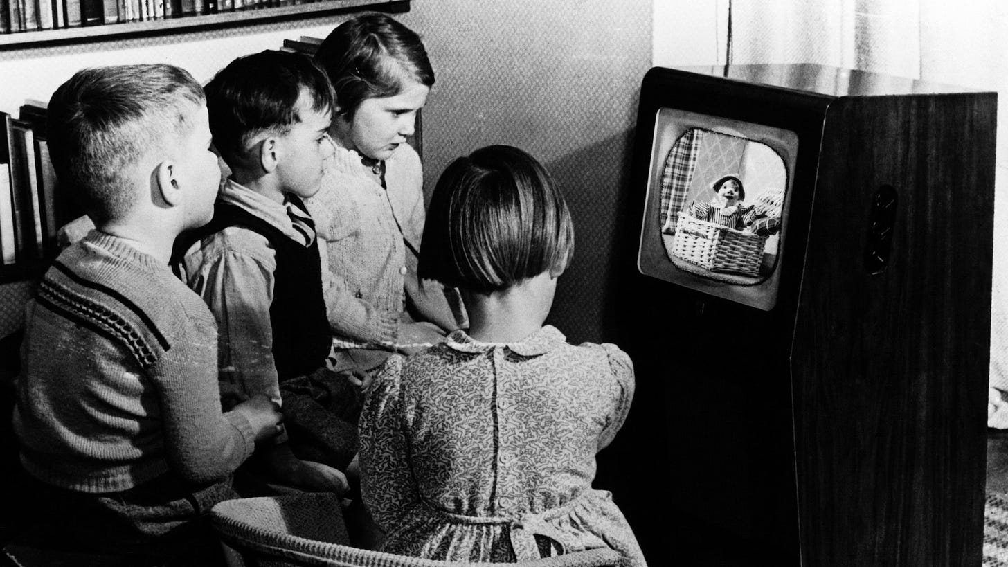 Thousands still watch TV in black and white - BBC News