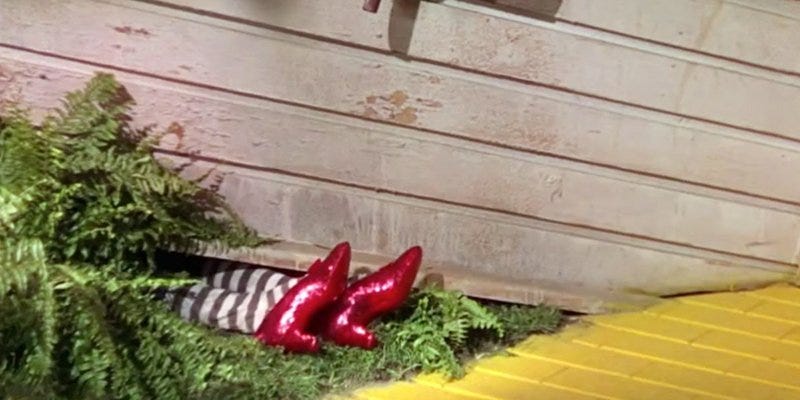 Rob Perez on Twitter: "@renatodsg lollllll and he had the fan's legs  looking like the wicked witch of the east when the house falls on her in  wizard of oz https://t.co/WFmuSG2yMz" /
