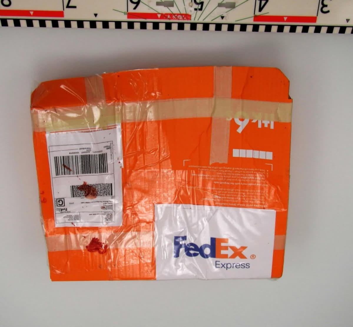 Oransje FedEx postkasse.