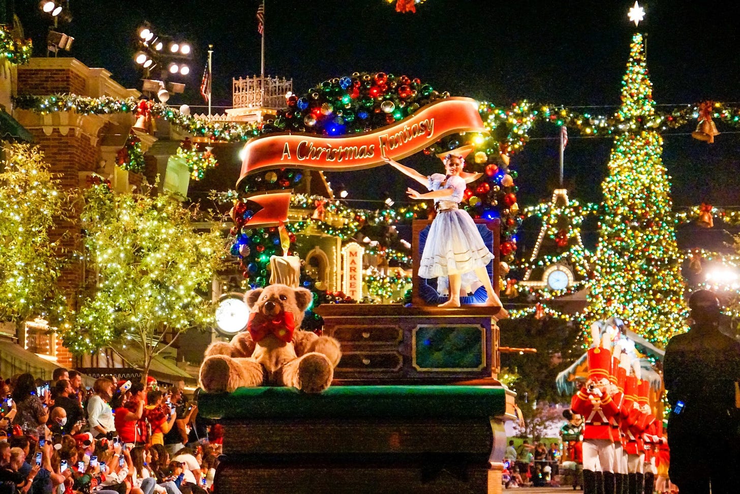 PHOTOS, VIDEO: Watch the Return of 'A Christmas Fantasy Parade' at  Disneyland Park - Disneyland News Today