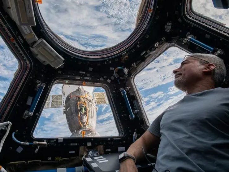 Vande Hei mira a la Tierra desde el interior de la cúpula de siete ventanas, la ventana de la Estación Espacial Internacional al mundo. NASA