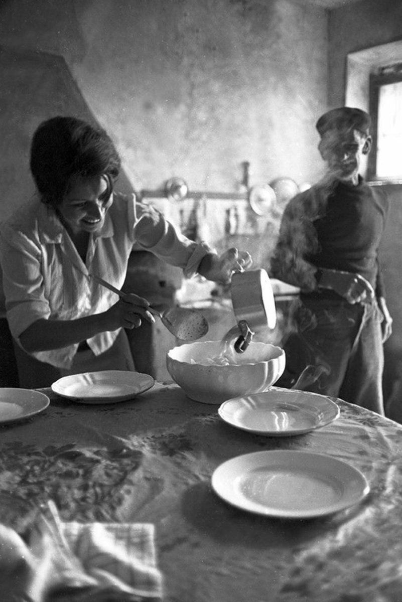 Hipsteria on Twitter: "#Break Sophia Loren cooking on the set of "La  Ciociara", 1960. https://t.co/6ci2wmcWWX" / Twitter