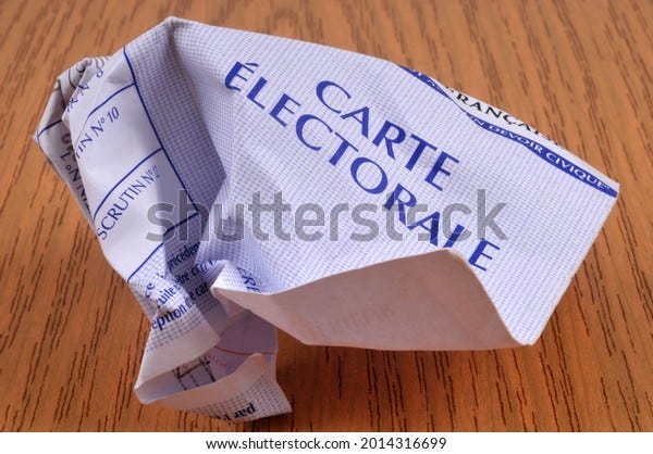 Carte électorale française en morceaux en gros plan sur fond bois
