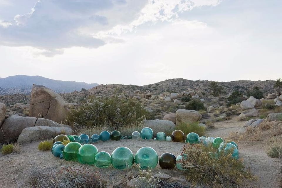 Artworks are dotted around
Jerry Sohn’s property. For
example, the small cabin
once belonged to Ed Ruscha,
who turned the interior walls
into paintings. Below, the
installation titled Circle of
Japanese Fishing Floats by
Richard Long.