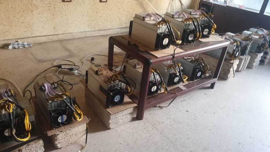 アフマド・アブ・ダヘルの村ザールリエにある仮想通貨ファームの 1 つで稼働する AntMiner L3++ マイナー。