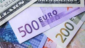 Euro falls below dollar for first time in 20 years - BBC News