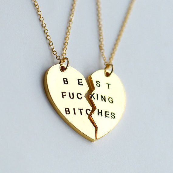 Imagen de un collar de corazón roto que dice "best fucking bitches"