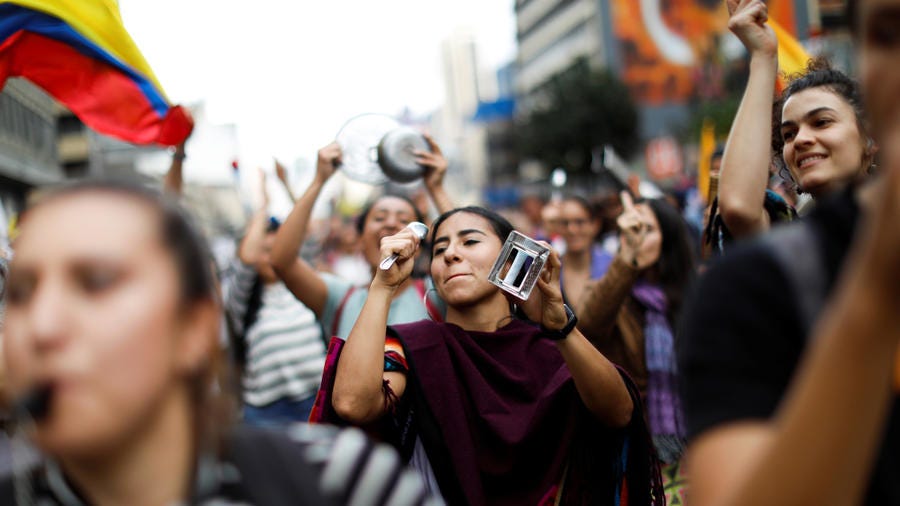 La gente participa en una protesta masiva mientras continúa el paro nacional en Bogotá, Colombia, 27 de noviembre de 2019.