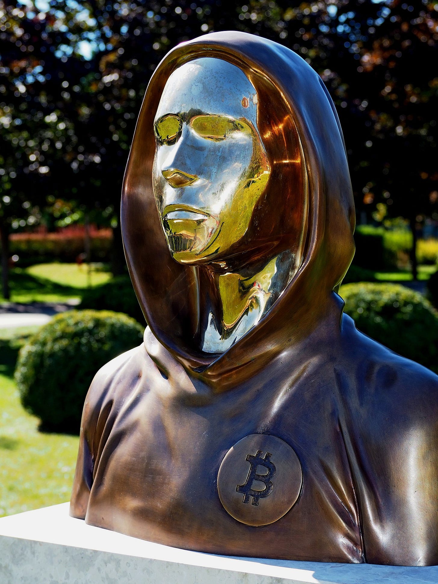 File:Bust of Satoshi Nakamoto in Budapest2.jpg - Wikimedia Commons