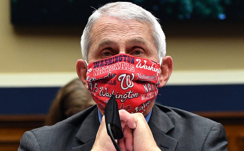 Dr. Anthony Fauci dengan masker kain yang tidak bermanfaat menghentikan penyebaran virus.