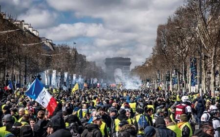 Les Gilets jaunes sur les Champs-Elysées.