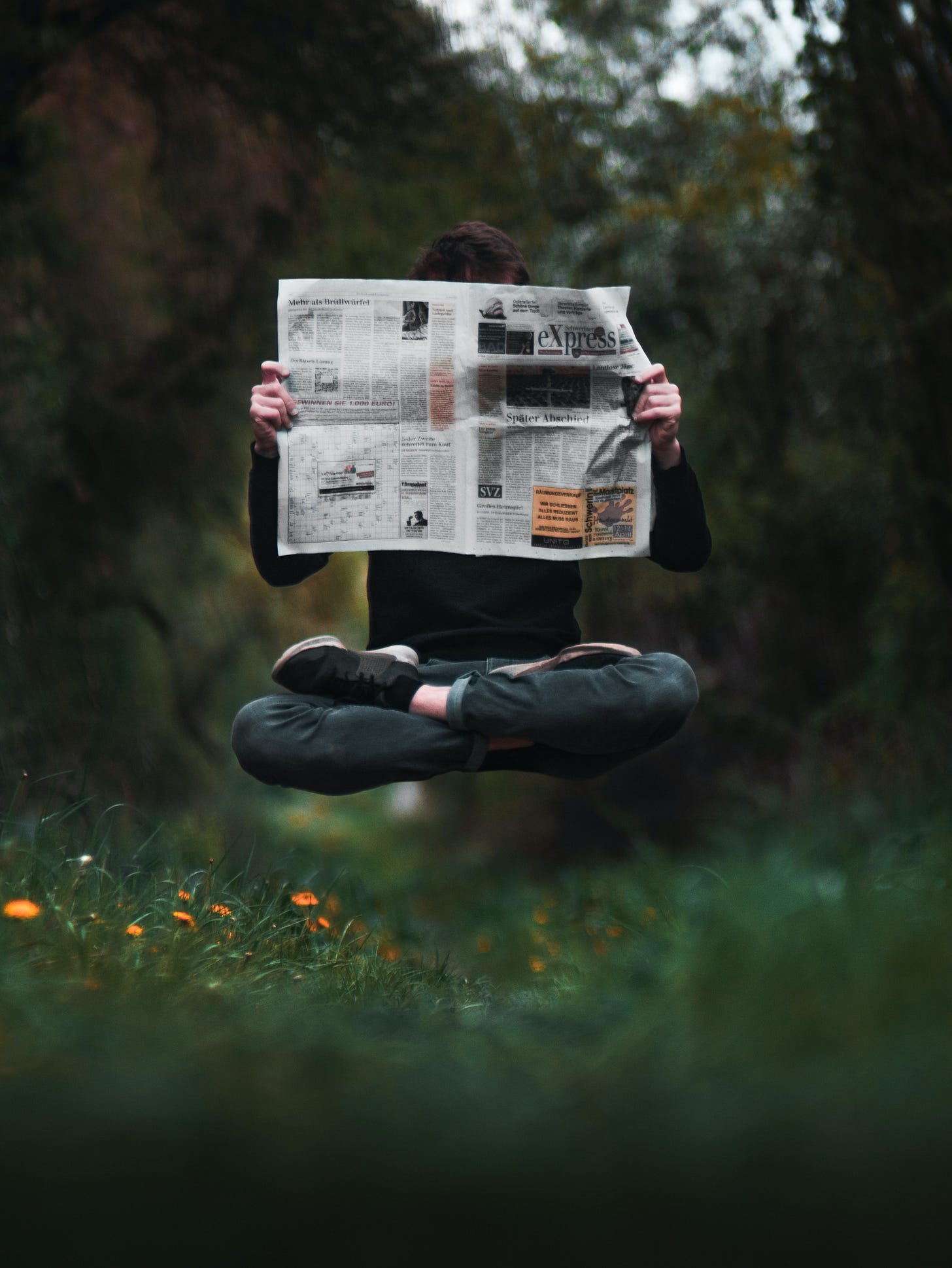 Leggere il giornale e fare meditazione nel verde