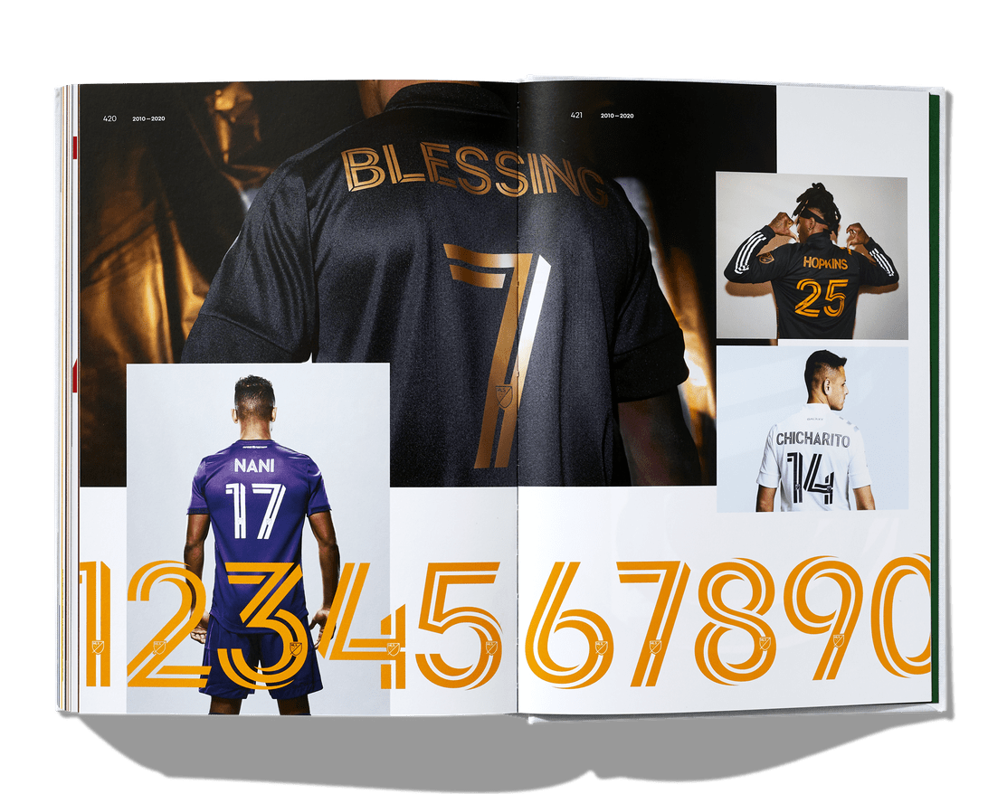 Trecho do livro Football Type 2, de Rick Banks, com os uniformes do L.A. Galaxy