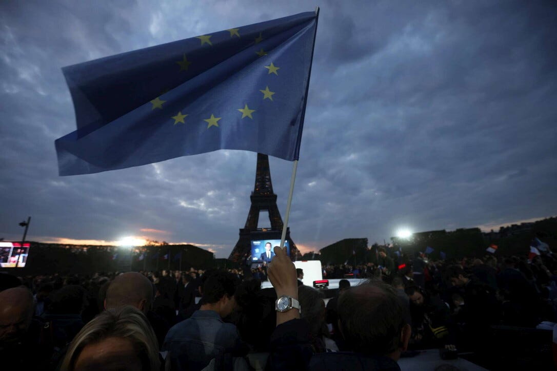 Macron sotto la Tour Eiffel festeggia la vittoria: con l'Inno alla Gioia e i Daft Punk