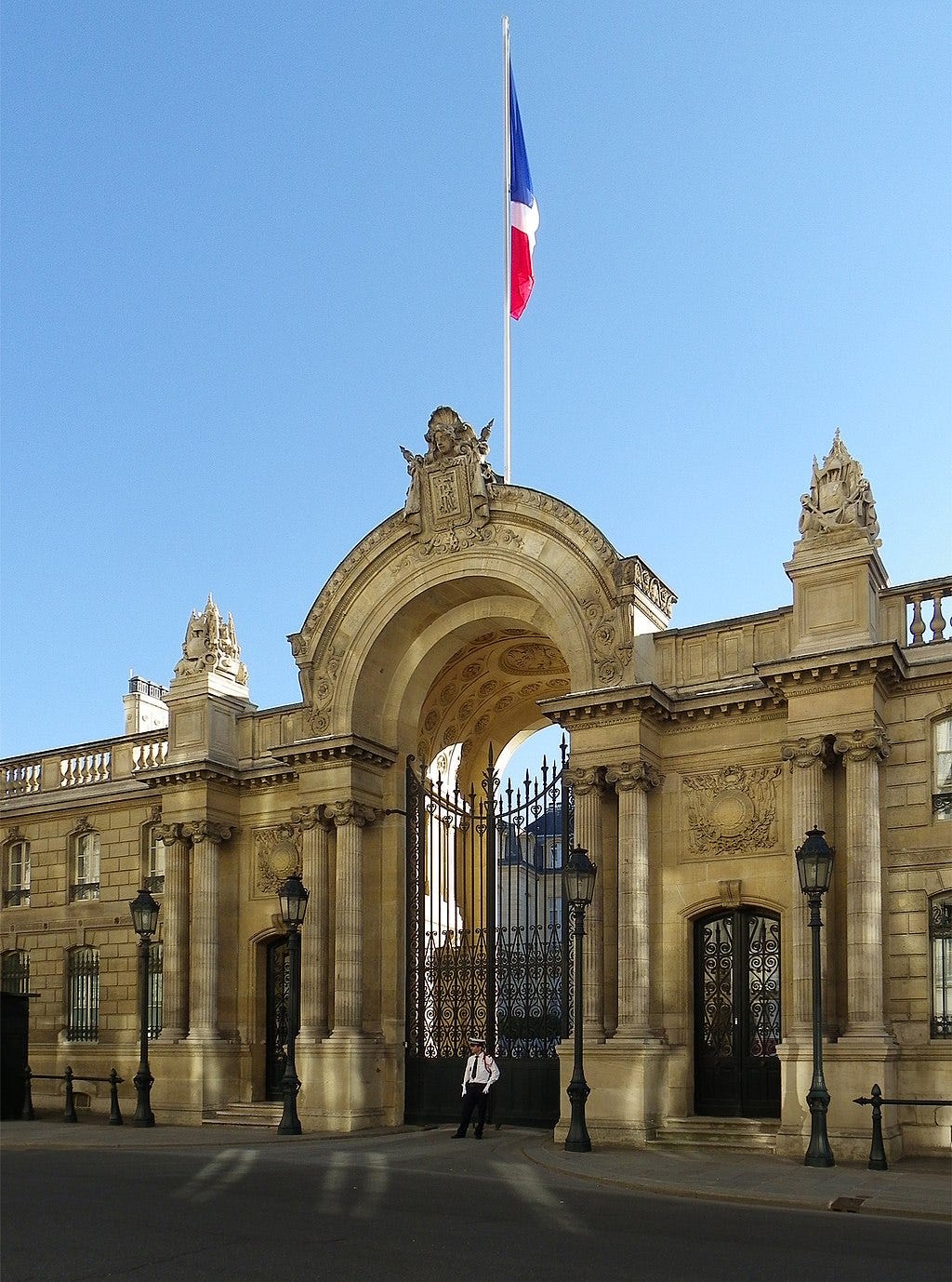 The entrance gate of the Elysée Palace (Image: Erwmat, CC BY-SA 3.0, via Wikimedia Commons)