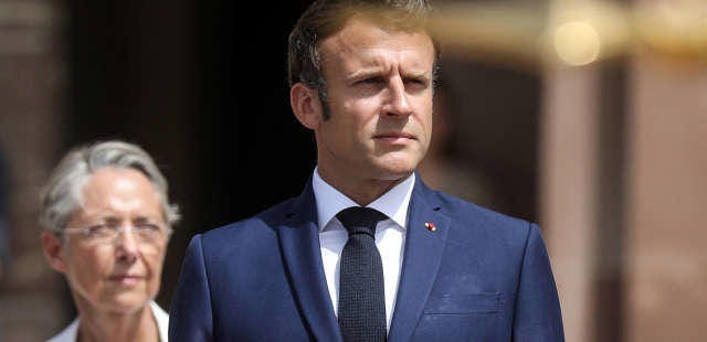 Remaniement : le triple casse-tête qui attend Macron et Borne