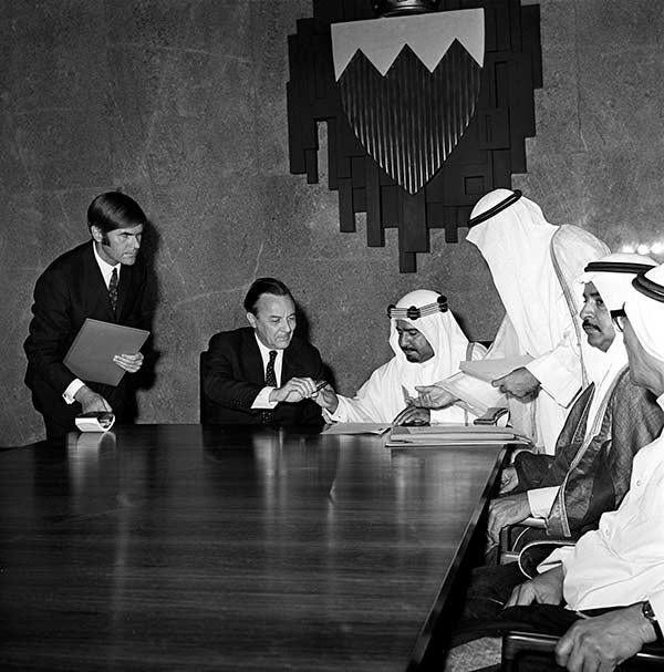 Sheikh Isa declaring Bahrain's independence in 1971 : r/Bahrain