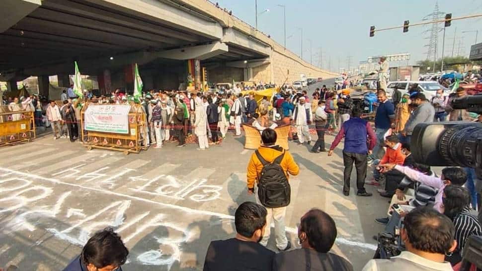 Roadblocks from farmers&#39; protest site at Tikri border removed, traffic  likely to resume soon | India News | Zee News